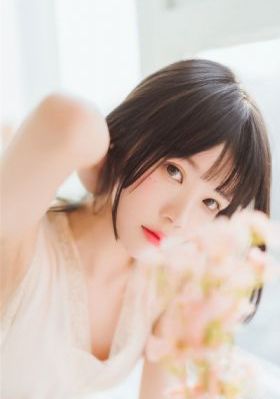 他捧着她的乳峰吮咬玩弄视频_韩国在线观看